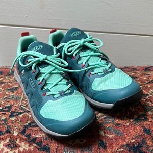 Keen walking shoes. US size 8.5. Bought a few years ago. Worn twice.